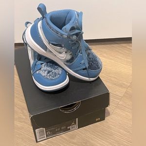 Jordan 1 mid in blue unisex toddler! Practically brand new size 8.